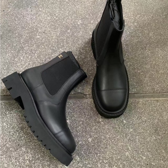 Chanel 2024 Chelsea Boots - Picture 2 of 7